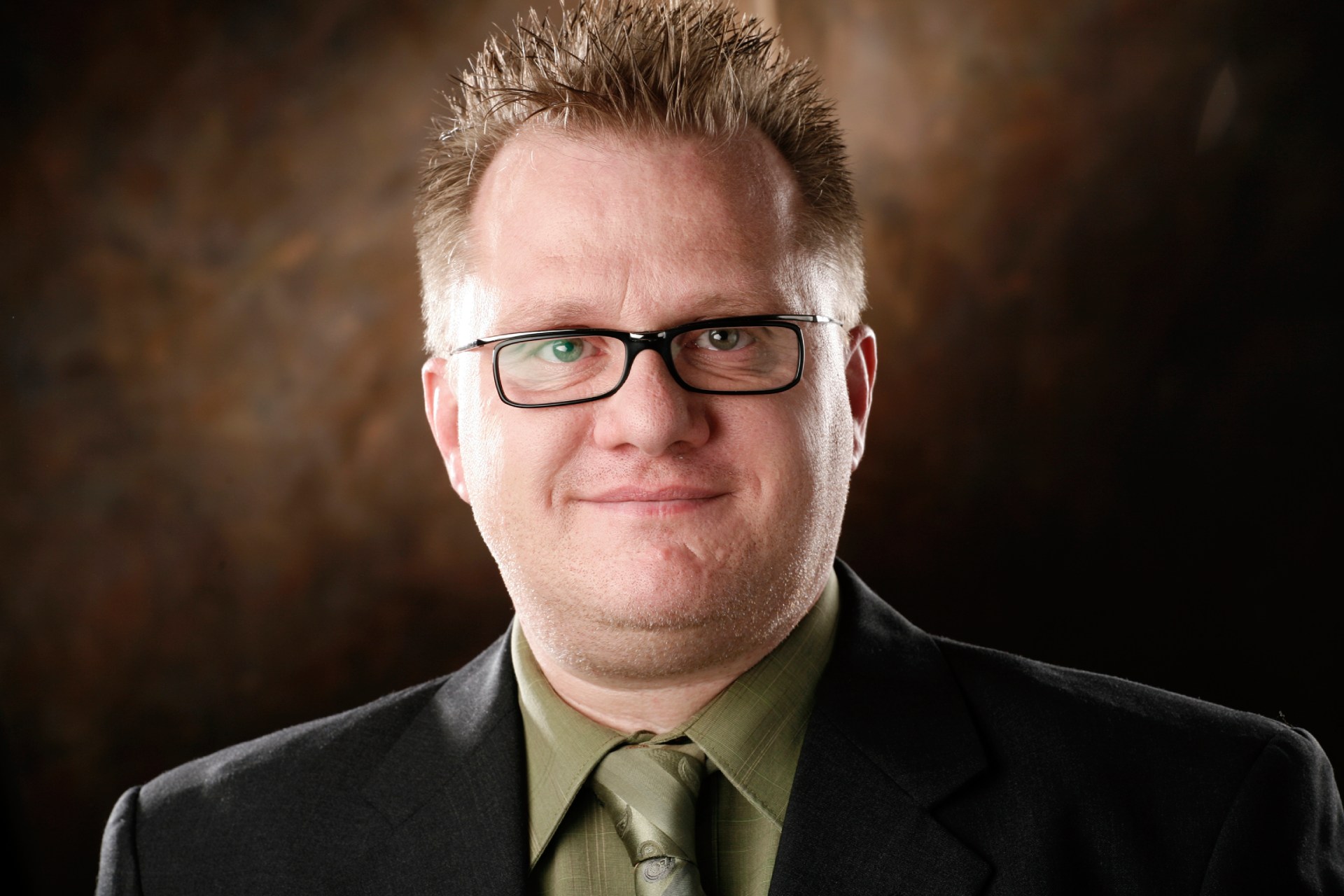 Mann mit Brille und Anzug