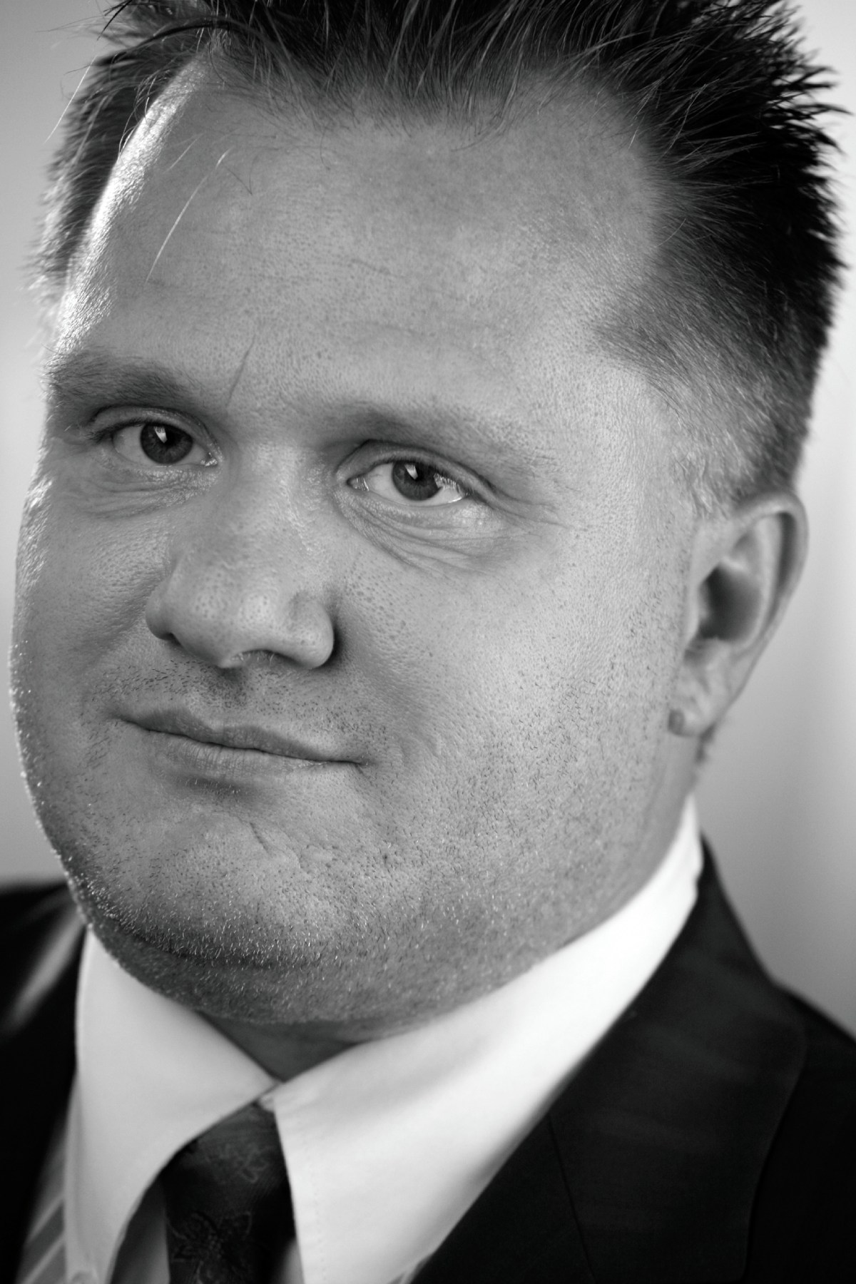 Porträt eines Mannes in Anzug