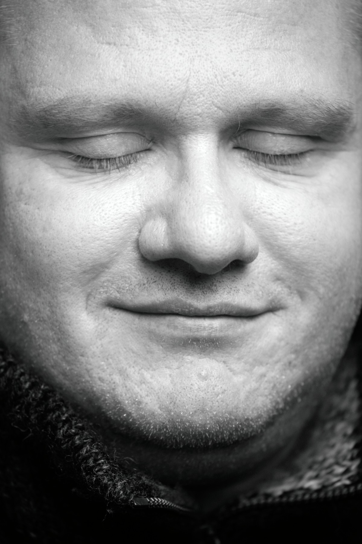 Geschlossener Augen und Lächeln